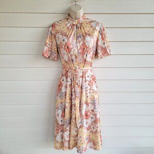 Vintage 70s: floral keyhole front short sleeve dress